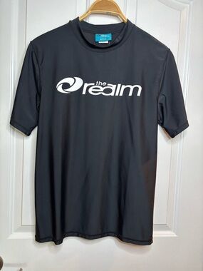 NWT The Realm Mens Black Logo Surf/Active Tee 50 UPF Size M